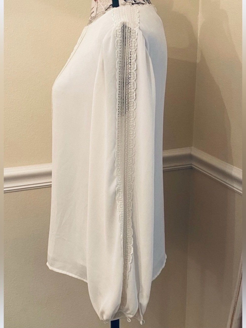 White House Black Market Cream Lace Trim Blouse Size 2 Elegant Long Sleeve Top - Picture 8 of 10